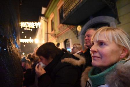 Temperamentna Tanja Žagar je razgrela kamniško publiko za najdaljšo noč v letu in silvestrovanje v centru Pravljičnega Kamnika (19)